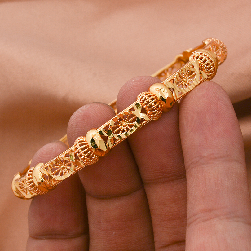 Ethnic Fashion In Dubai - Goudkleurige, golvende armband met filigraanmotief voor