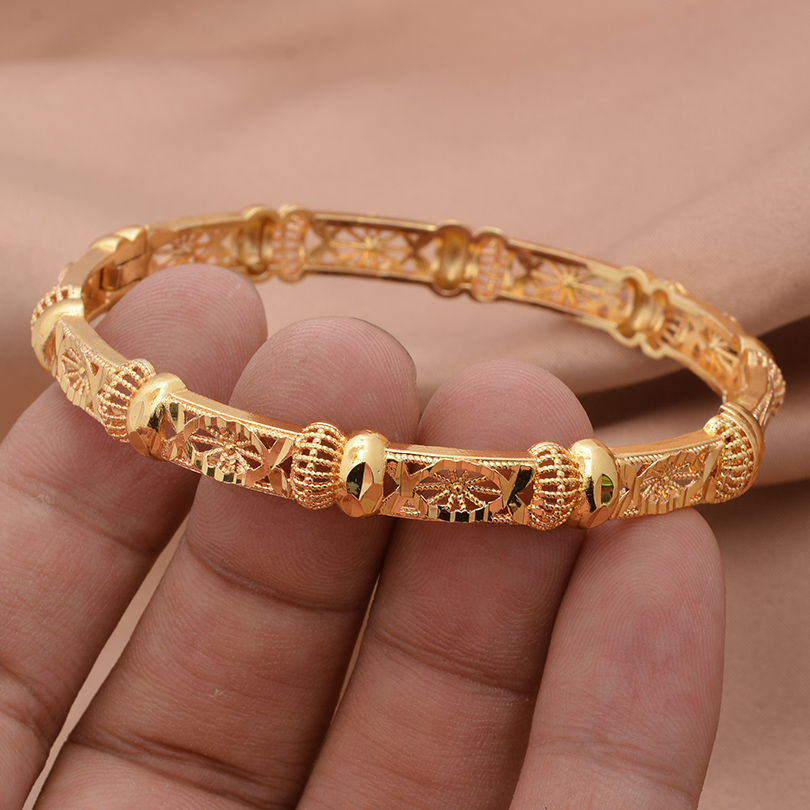 Goudkleurige, golvende armband - Ethnic Fashion In Dubai recensie en prijs