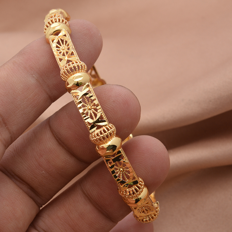 Goudkleurige, golvende armband - Ethnic Fashion In Dubai recensie en prijs
